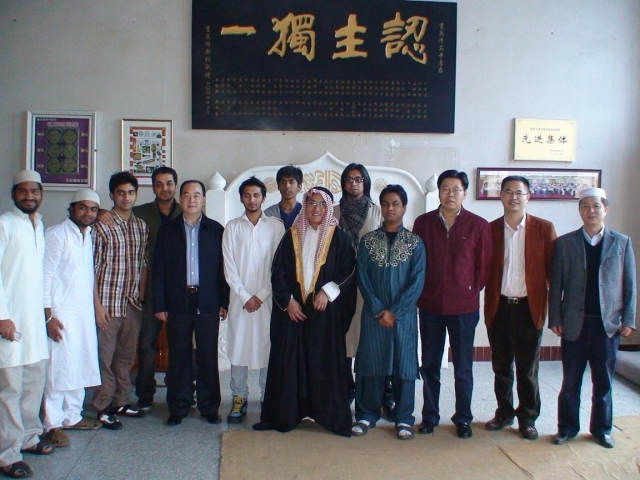 统战部领导及马会长与外国穆斯林合影留念